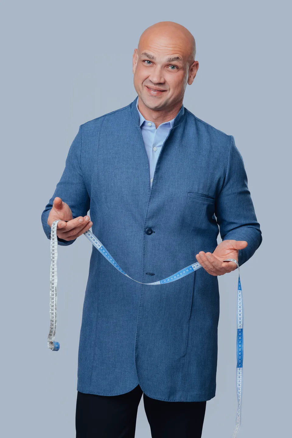 Foto do Dr. Marcos Mezzomo segurando uma fita métrica.